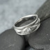 Zásnubní prsten s diamantem - Víla vod a diamant 2,3 mm - struktura dřevo, lept světlý střední - velikost 51, šířka 7 mm, do dlaně zúženo na 4,5 mm - Damasteel snubní prsteny