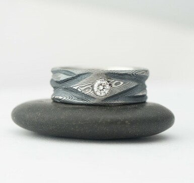 Víla vod a čirý diamant 3 mm - struktura dřevo - zásnubní prsten damasteel
