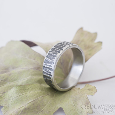 Wood line tmavý - kovaný snubní prsten z nerezové oceli
