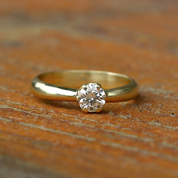 Lucia - zlat prsten s diamantem