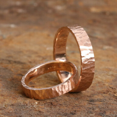 RAW gold red - snubní prsteny z červeného zlata - pánský prsten velikost 62, šířka 4,5 mm, tloušťka 1,2 mm + dámský prsten velikost 52, šířka 3,5 mm, tloušťka 1,2 mm