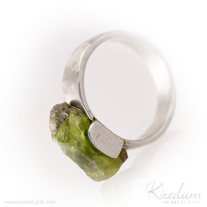 Nerezový prsten s olivínem, velikost 53,5, šířka hlavy 7 mm, do dlaně 4,5 mm - s1380